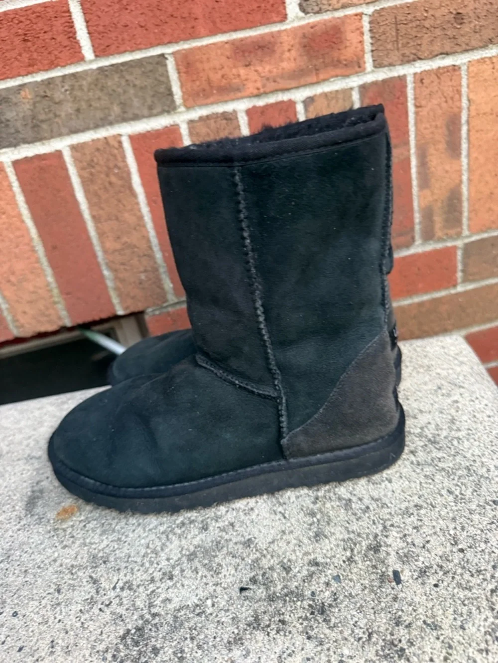 UGG Australia Classic Short Boots Black Sheepskin Suede Women’s Size 8
